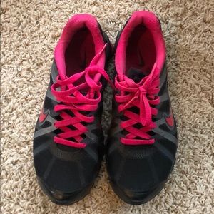 Nike- Sneakers (youth 6.5)